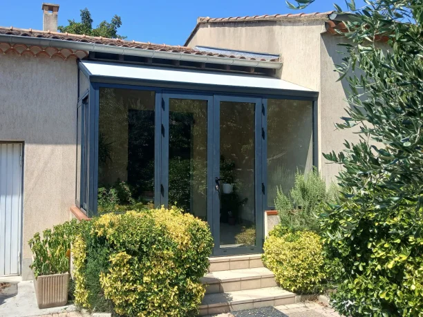 Véranda sas d'entrée gris anthracite aluminium Schüco fabrication TRIOLA Menuiseries Avignon vue extérieure