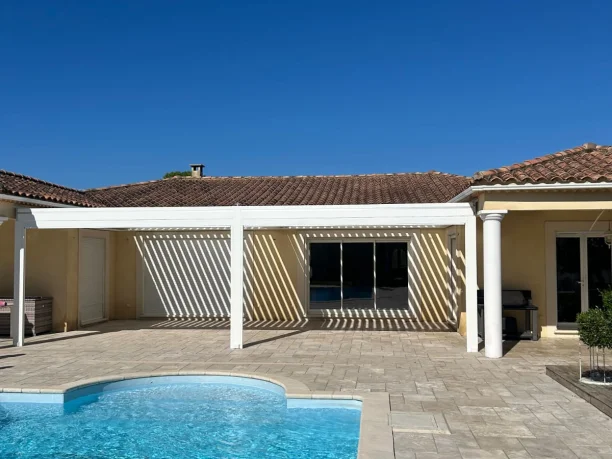 Pergola bioclimatique blanche aluminium Art Home Alu avec LED et stores Rochefort-du-Gard vue extérieure relevé