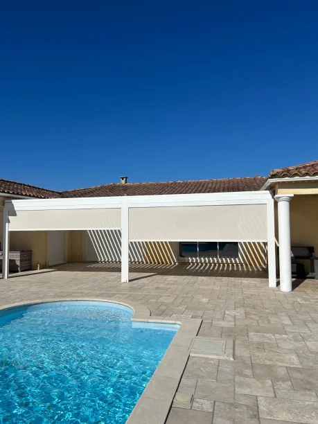 Pergola bioclimatique blanche aluminium Art Home Alu avec LED et stores Rochefort-du-Gard vue extérieure descendu