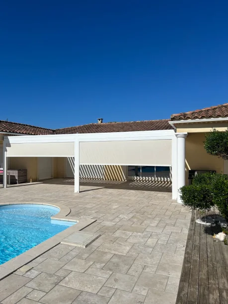 Pergola bioclimatique blanche aluminium Art Home Alu avec LED et stores Rochefort-du-Gard vue extérieure terrasse