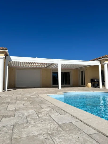 Pergola bioclimatique blanche aluminium Art Home Alu avec LED et stores Rochefort-du-Gard vue extérieure piscine
