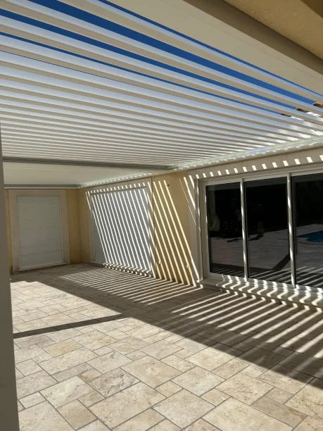 Pergola bioclimatique blanche aluminium Art Home Alu avec LED et stores Rochefort-du-Gard vue intérieure