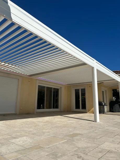 Pergola bioclimatique blanche aluminium Art Home Alu avec LED et stores Rochefort-du-Gard vue latérale détail LED
