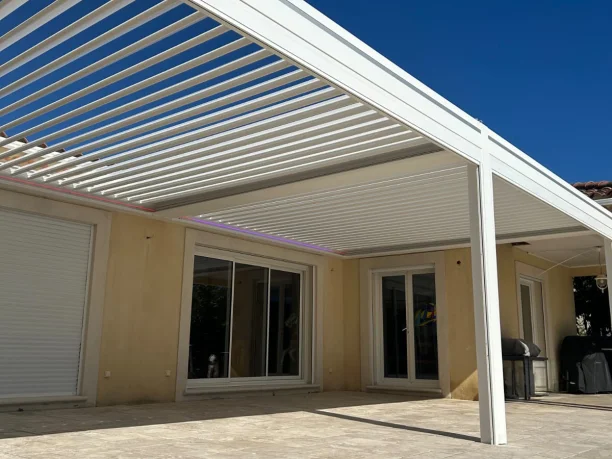 Pergola bioclimatique blanche aluminium Art Home Alu avec LED et stores Rochefort-du-Gard vue latérale détail LED