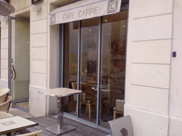 Vitrine gris aluminium Schüco fabrication TRIOLA Menuiseries Café Carré Nîmes vue extérieure