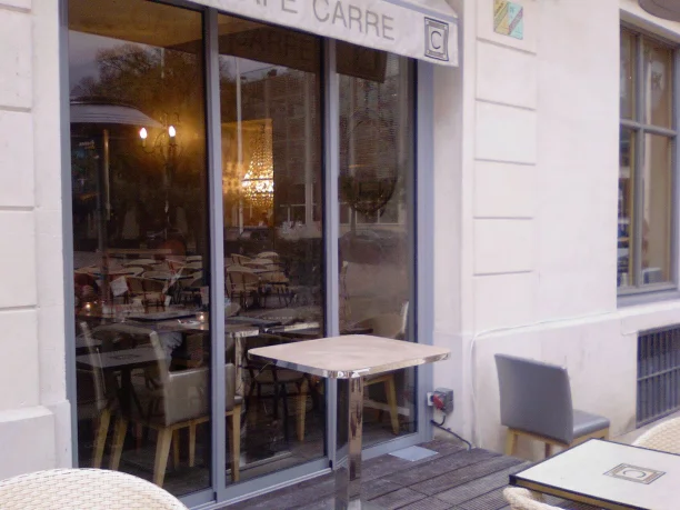 Vitrine gris aluminium Schüco fabrication TRIOLA Menuiseries Café Carré Nîmes vue extérieure terrasse