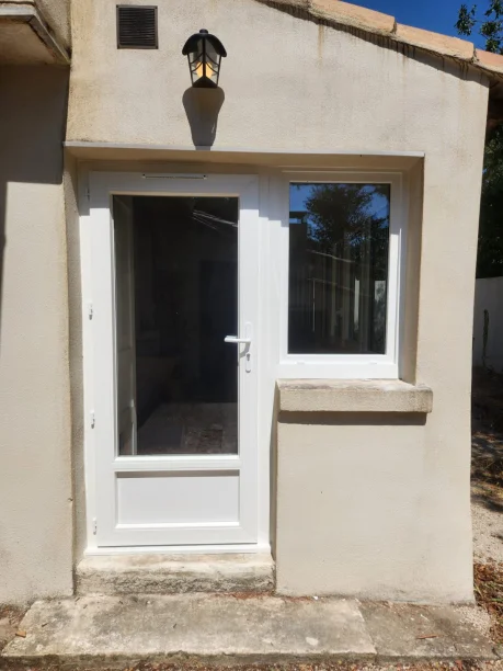 Fenêtres et portes de service blanc PVC Réhau fabrication TRIOLA Menuiseries Villeneuve-lès-Avignon porte de service vue extérieure