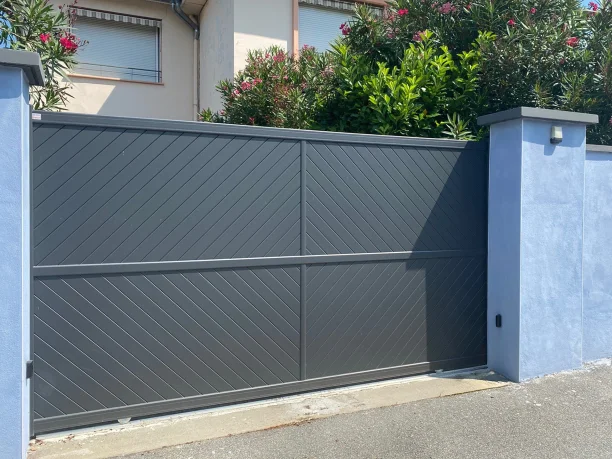 Portail coulissant aluminium