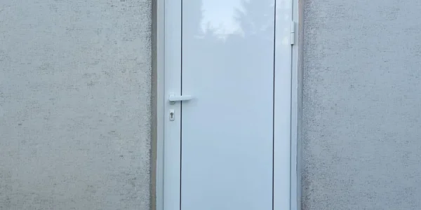 Une porte de service fabriquée sur mesure et posée par nos équipes