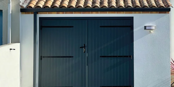 Pose de votre porte de garage battante autour d’Avignon