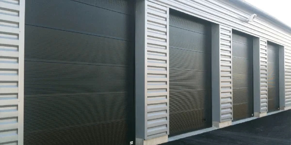 Porte sectionnelle à panneaux moussés