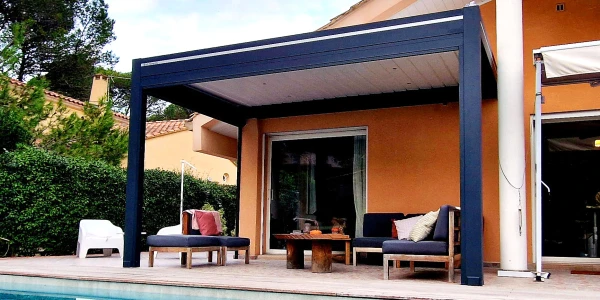 À Nîmes, une pergola pour profiter de la terrasse du déjeuner à la soirée