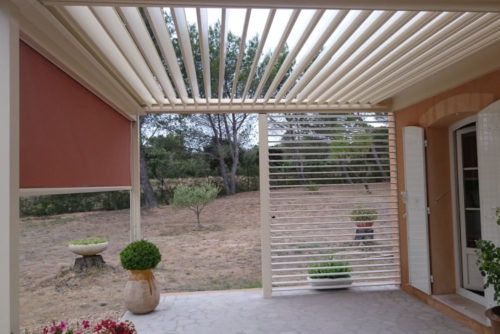 Bioclimatique avec store et brise-vue