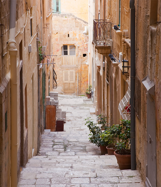 Rues d’Arles – Rénovation de Fenêtre à Arles pergola bioclimatique Grau du Roi