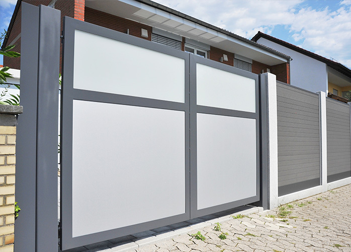 Installation de portail aluminium coulissant à Le Thor – Triangles Menuiseries Grau du Roi